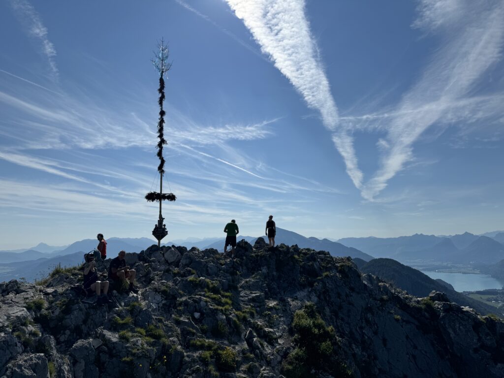 FOTO Gipfel mit einer Art Maibaum statt Gipfelkreuz