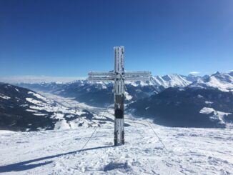 Gipfelkreuz in Schneelandschaft