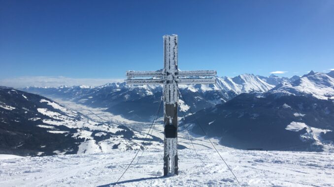Gipfelkreuz in Schneelandschaft