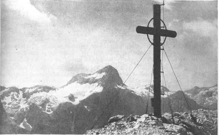 altes schwarz-weiß Foto von Gipfelkreuz