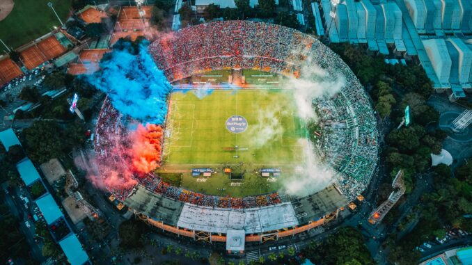 Foto von Jose David Cortes: https://www.pexels.com/de-de/foto/wahrzeichen-stadion-rauch-kolumbien-13830794/