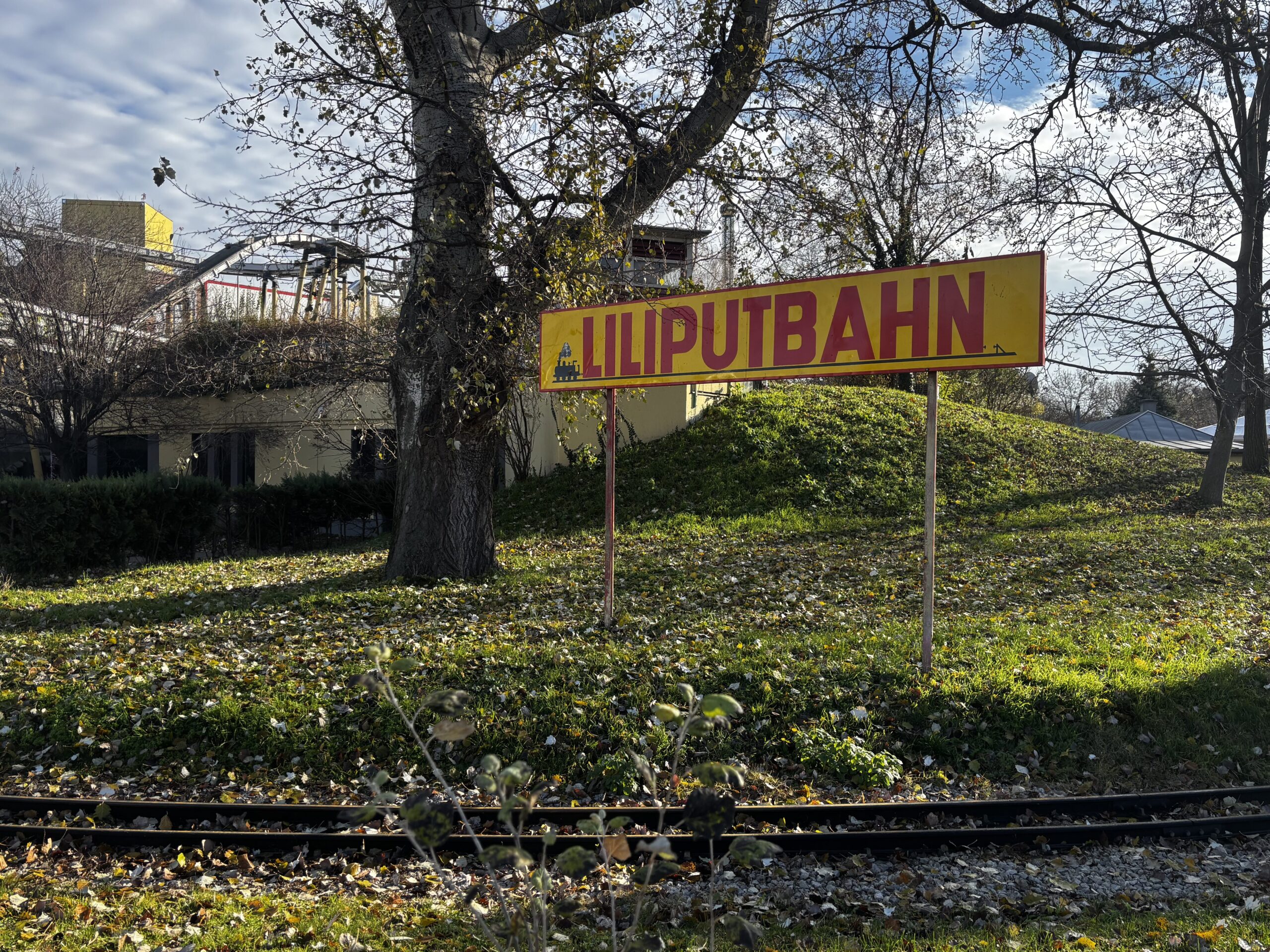Schild im Prater mit roter Aufschrift "Liliputbahn"